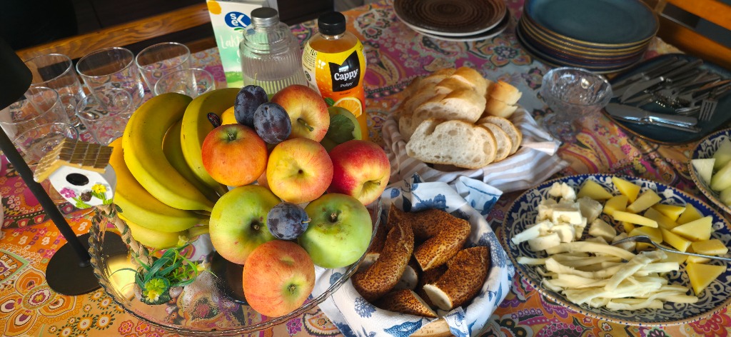 Zengin Taze Meyve Tabağı ve Simit İkramları
