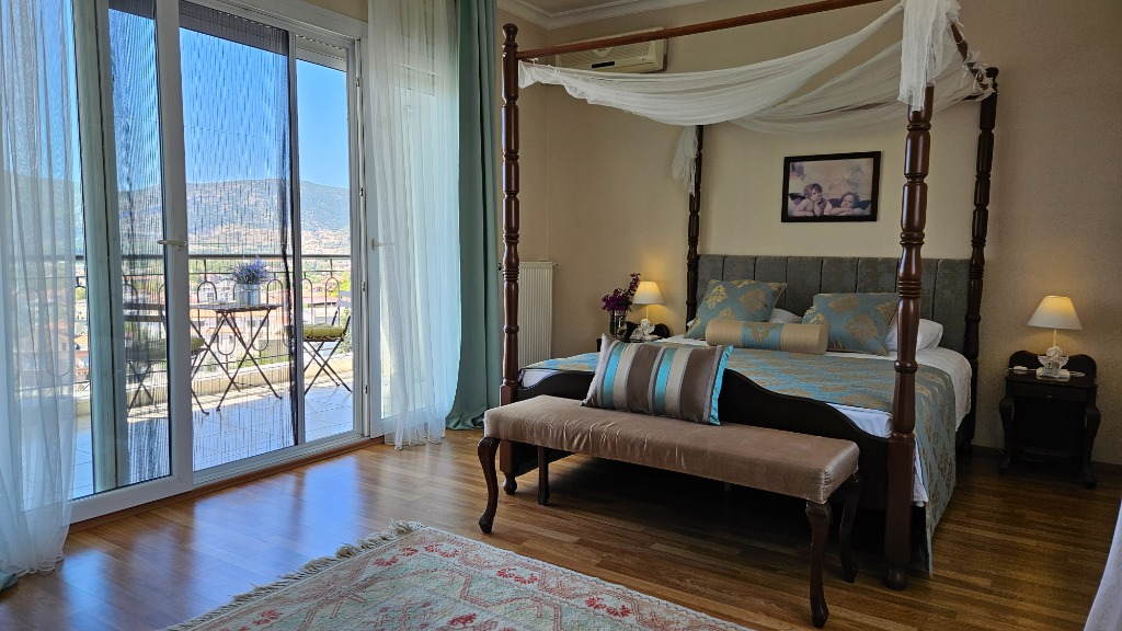 Ephesus Suites Balkonlu ve Cibinlikli Lüks Yatak Odası